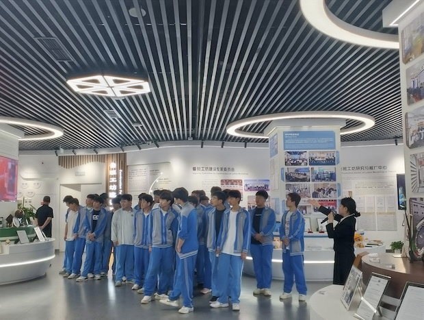 1.天津市东丽区职业教育中心学校学生参观_副本.jpg