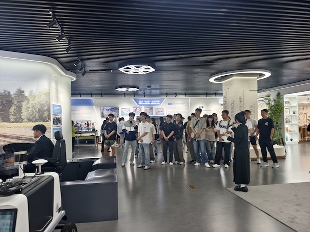 12.天津交通职业学院学生参观EPIP体验区_副本.jpg